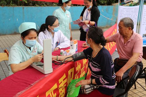 2021.4.23公寓党支部澳海蓝湾小区义诊 (35)_副本.jpg